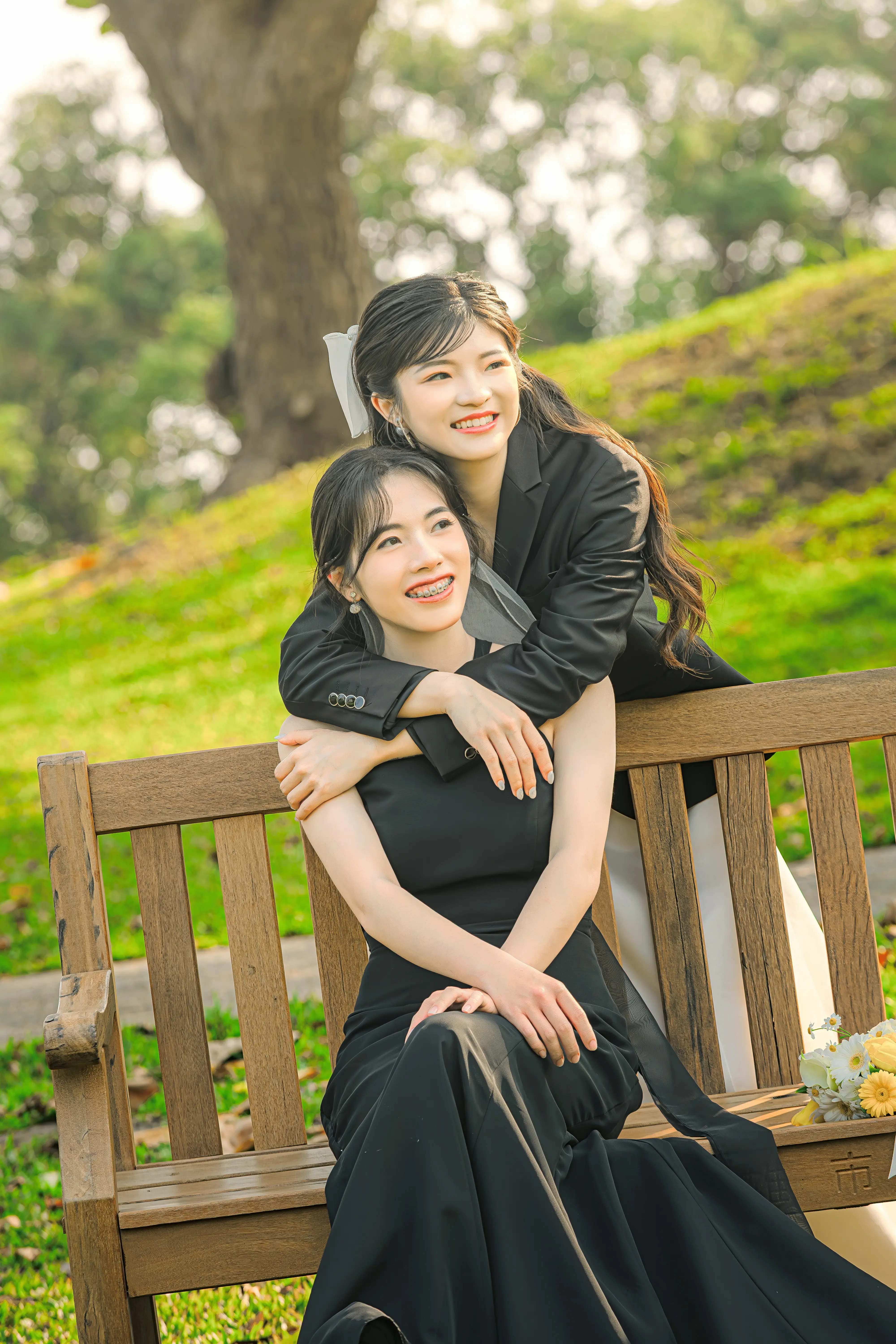 女女婚紗攝影 戶外擁抱婚紗照