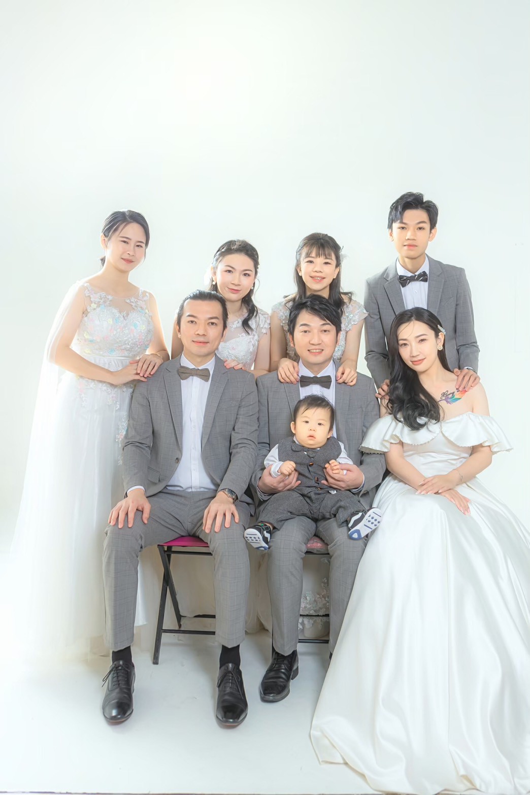 高雄棚拍全家福，白背景搭配正式禮服的經典家庭形象照｜Mood Story