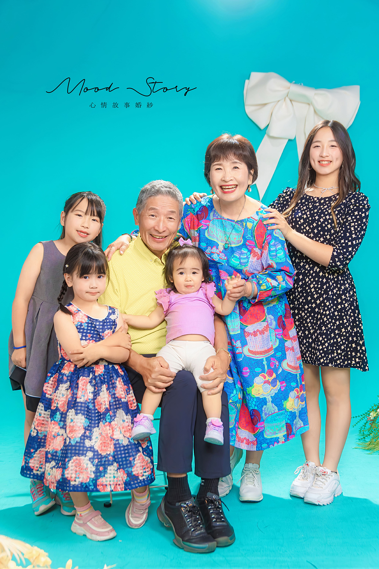 屏東全家福攝影，藍背景棚拍呈現祖孫三代的團圓家庭照｜Mood Story