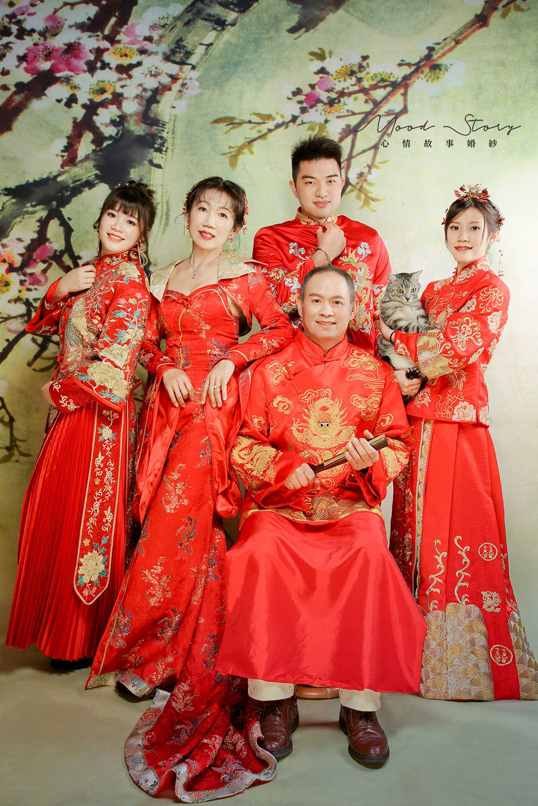 高雄中式全家福，紅色禮服與花鳥背景呈現喜氣吉祥的家庭照｜Mood Story