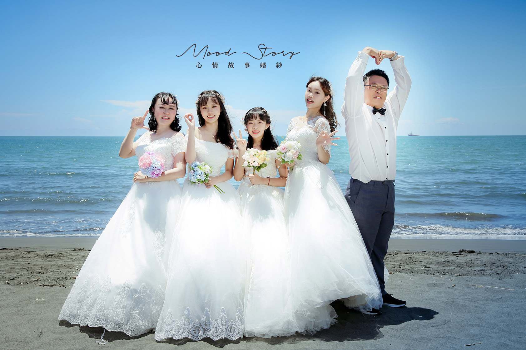 高雄海邊全家福，藍天海景下穿白紗拍攝的浪漫家庭合照｜Mood Story